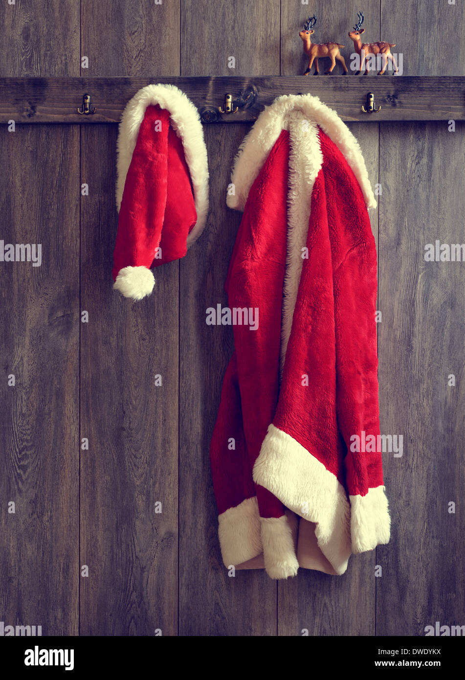 Santas Hut und Mantel hängen von der Garderobe - Vintage-Ton-Effekt Stockfoto