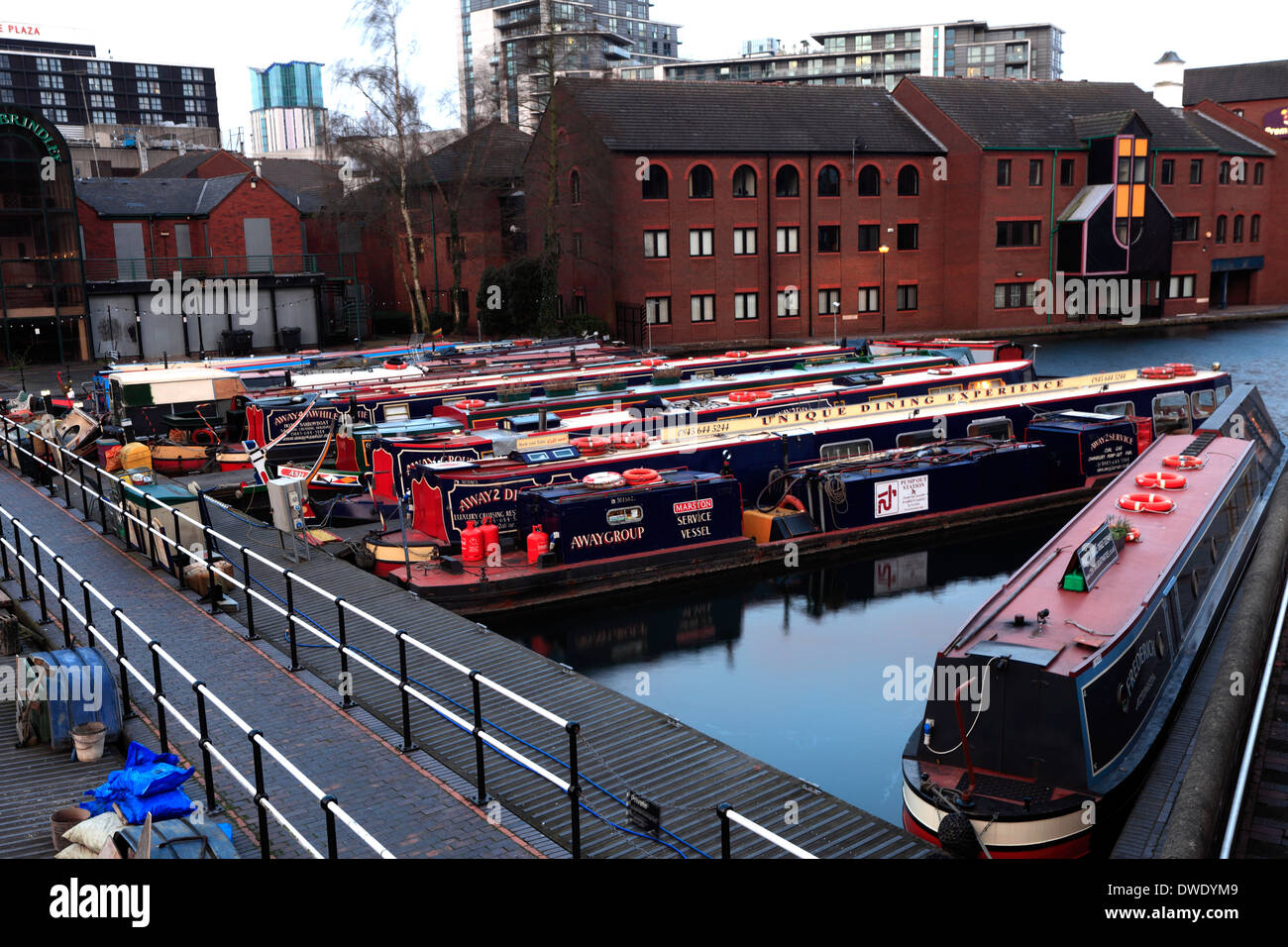 Narrowboats vor Anker im Gas Street Basin, Worcester und Birmingham Kanal, Birmingham City, West Midlands, England, UK Stockfoto