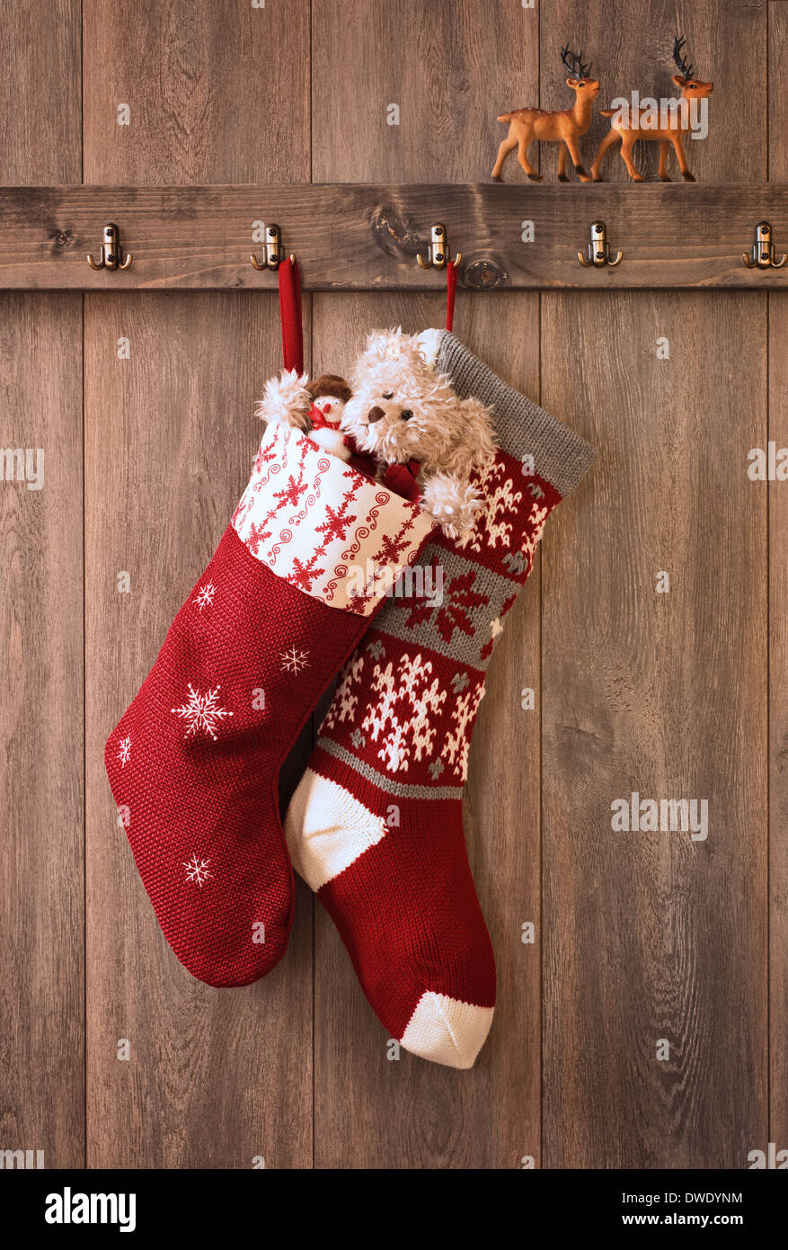 Zwei Weihnachtsstrümpfe mit Teddy Bär und Schneemann-Geschenke Stockfoto