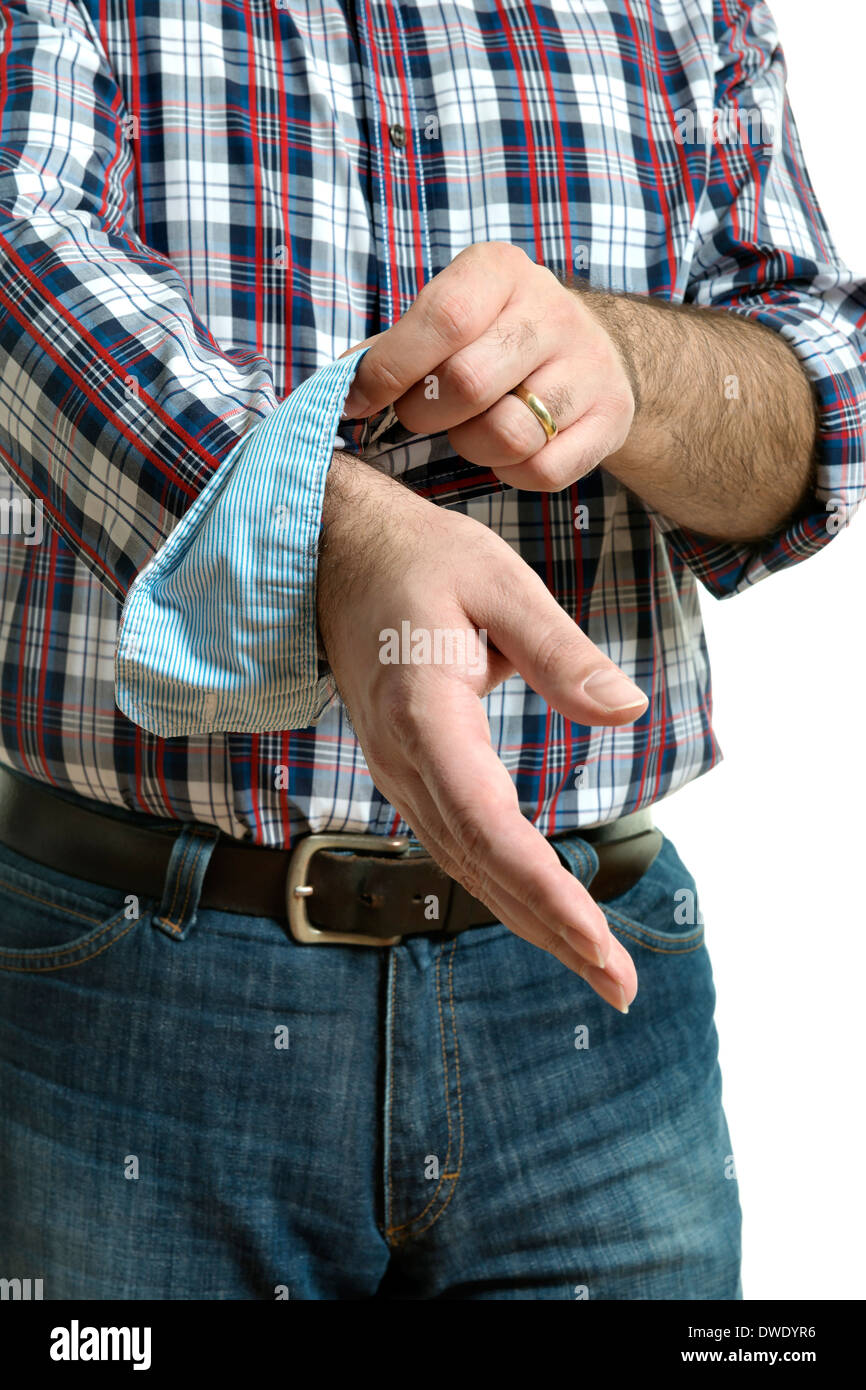 Mann in Jeans und ein kariertes Hemd krempelt seine Ärmel, isoliert auf  weißem Hintergrund Stockfotografie - Alamy
