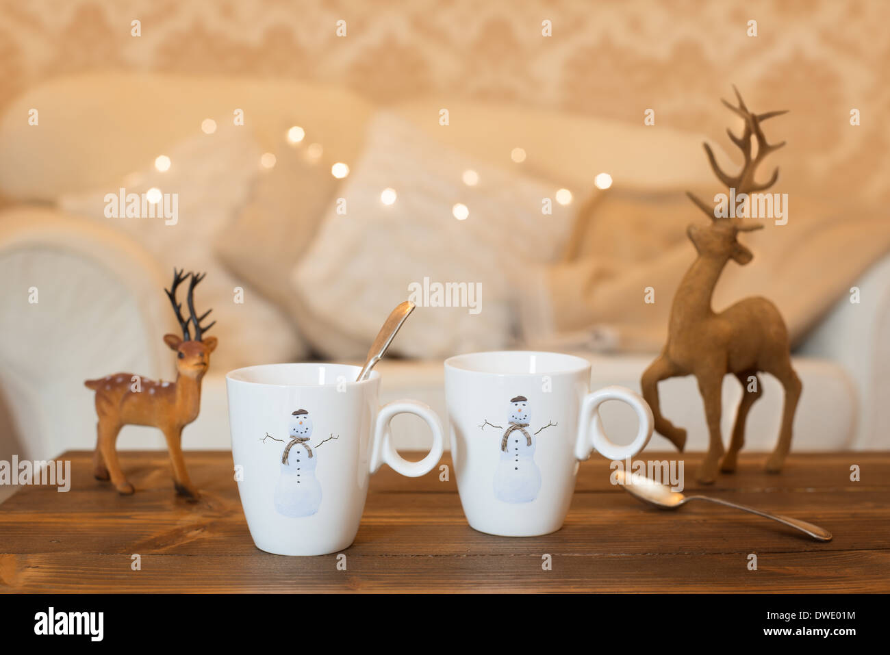 Weihnachten Teepause mit Rentier Dekoration im Wohnzimmer Stockfoto
