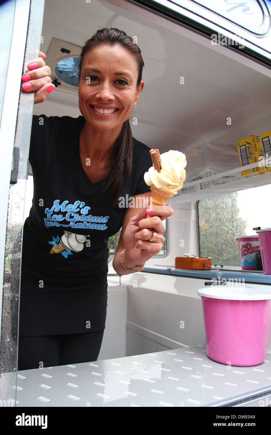 Melanie Sykes dient Eis an das Trafford Centre im Rahmen einer UK-Tour in einem Icecream van um Geld für Autismus. Stockfoto