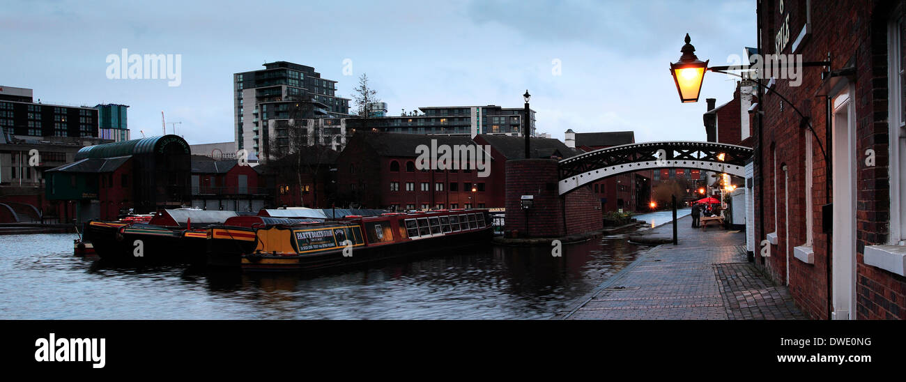 Narrowboats vor Anker im Gas Street Basin, Worcester und Birmingham Kanal, Birmingham City, West Midlands, England, UK Stockfoto