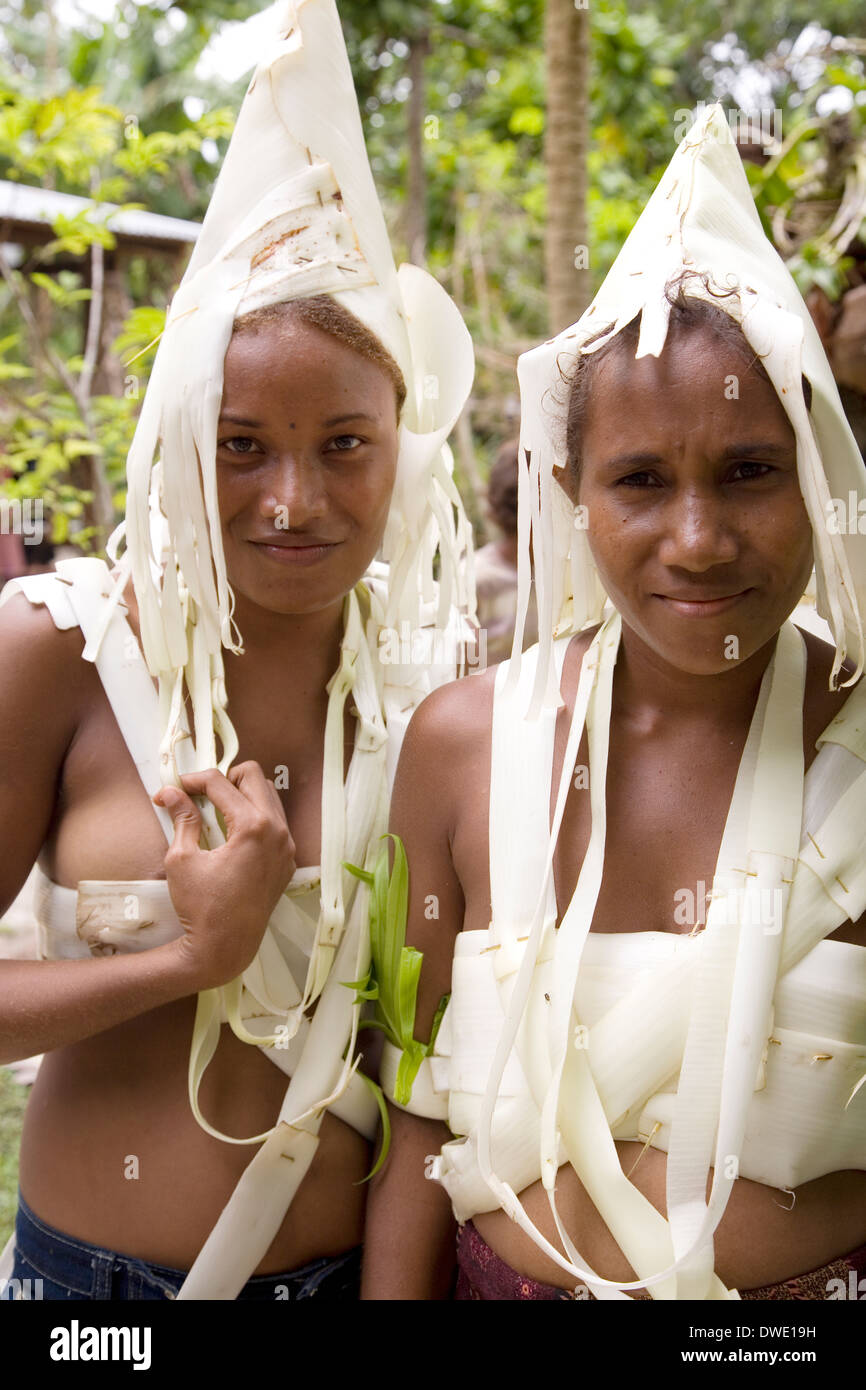 Zwei junge Tänzerinnen aus Nafinuatogo Dorf mit Kostümen gemacht von Bananenstauden, Santa Ana Island, Salomonen Stockfoto