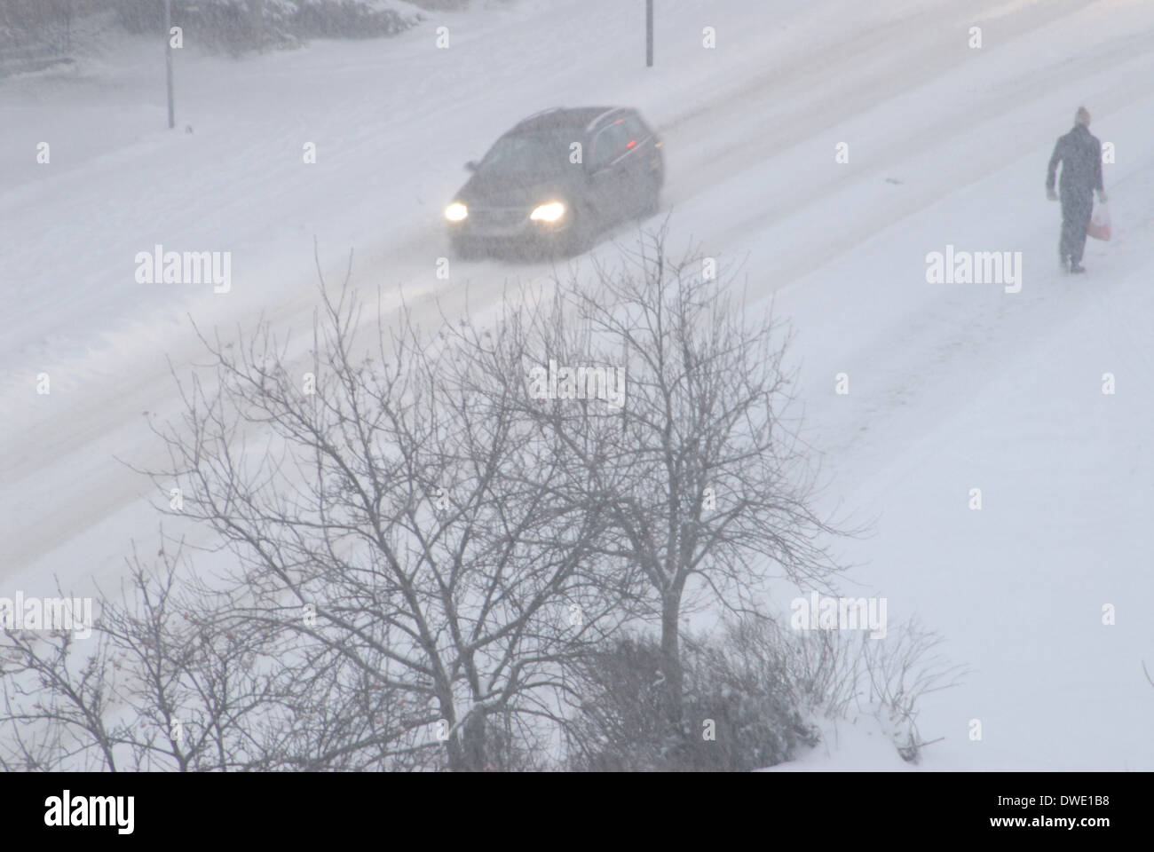 Fahren auf vereisten Straße im Schnee fallen. Stockfoto