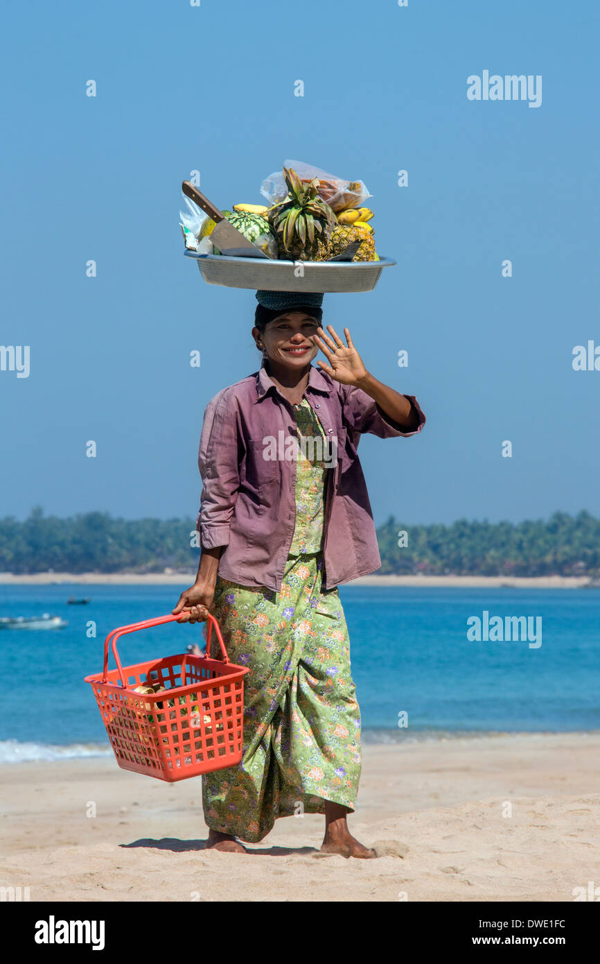Eine burmesische Obst Verkäufer - Ngapali Beach - Rakhine State - Myanmar (Burma). Stockfoto