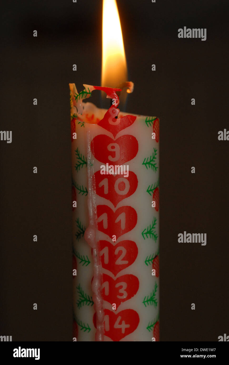 Adventskalender Kerze Countdown bis Weihnachten. Stockfoto