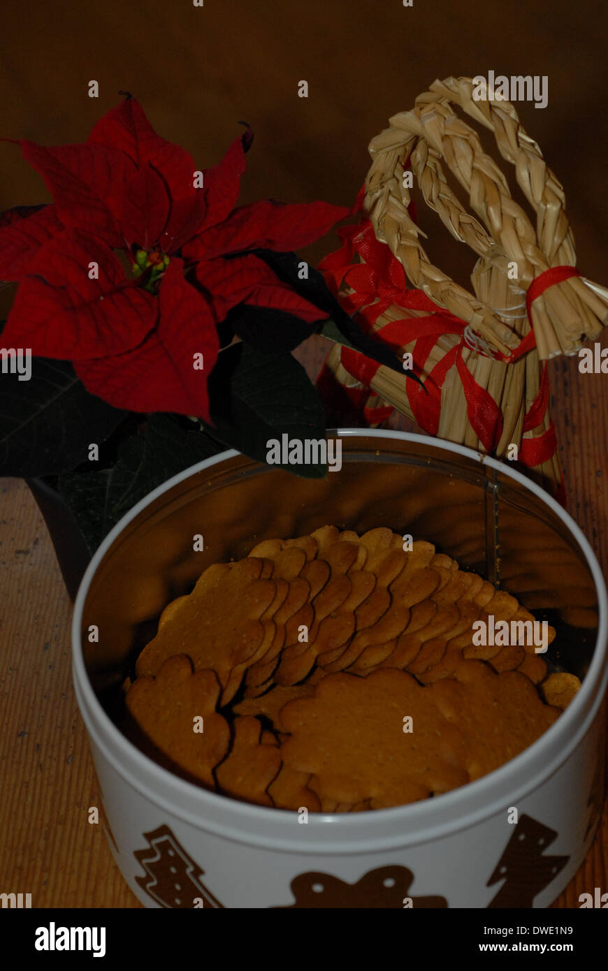 Lebkuchen und Weihnachtsdekorationen. Stockfoto