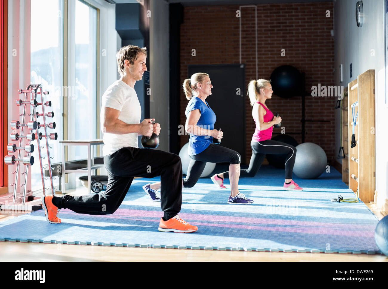 Menschen, die das Training mit Kettlebells in Turnhalle Stockfoto