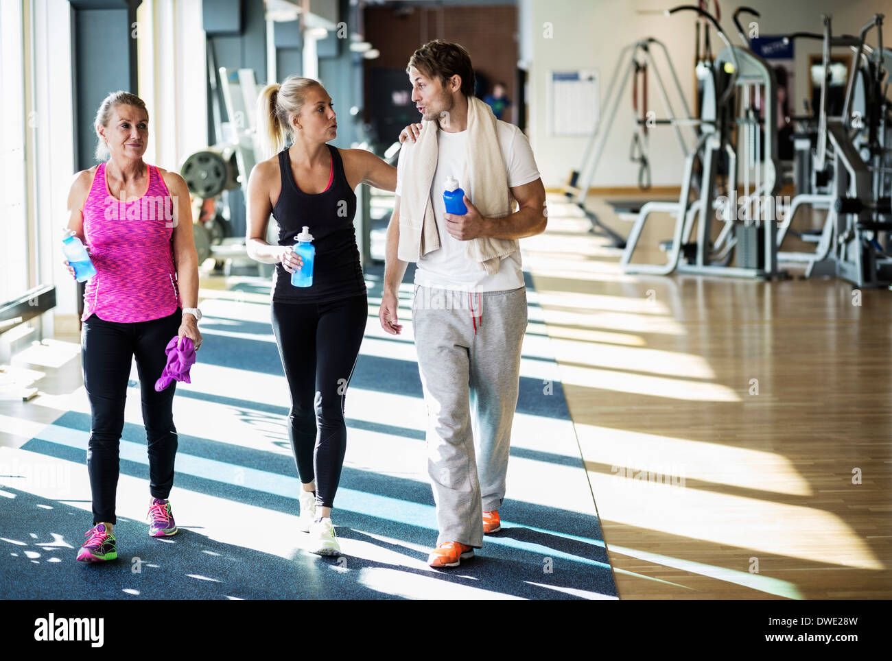 Freunde im Gespräch während des Gehens im Health club Stockfoto