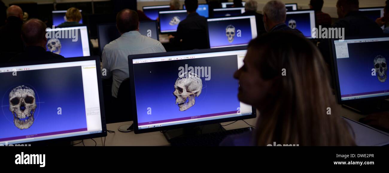 Mittweida Deutschland 6 Marz 14 Mitarbeiter Nehmen An Dem Kurs Digitale Forensik An Der Akademie In Mittweida Deutschland Teil 6 Marz 14 Einen Neuen Bachelor Studiengang Allgemeine Und Digitale Forensik Wird Fur Das