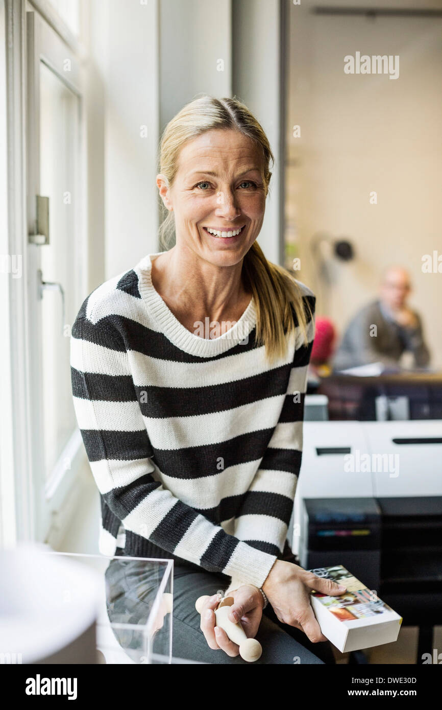 Porträt von zuversichtlich Geschäftsfrau in Kreativbüro Stockfoto