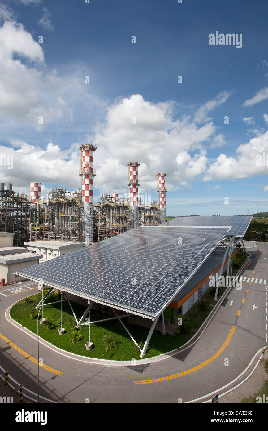 Gas-Kraftwerk UTE Norte Fluminense EDF mit einer großen Photovoltaik-Konstruktion in Macae Stockfoto