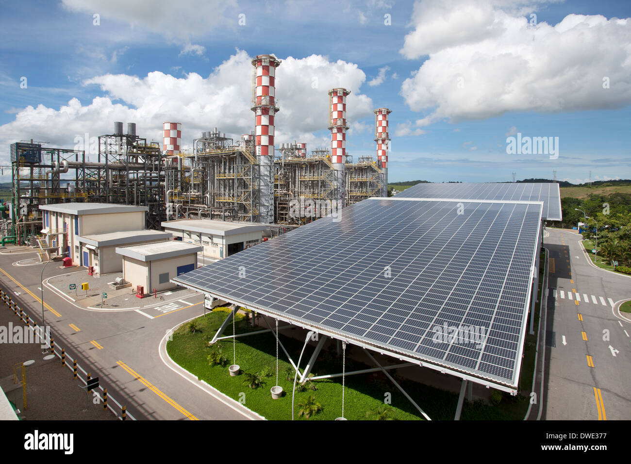 Gas-Kraftwerk UTE Norte Fluminense EDF mit einer großen Photovoltaik-Konstruktion in Macae Stockfoto