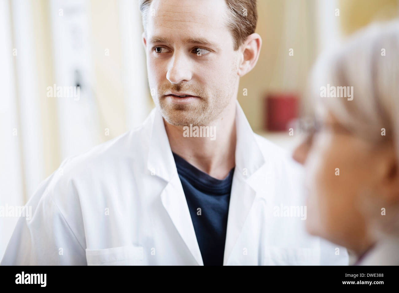 Mitte erwachsenen männlichen Arzt mit Kollegin im Krankenhaus Stockfoto