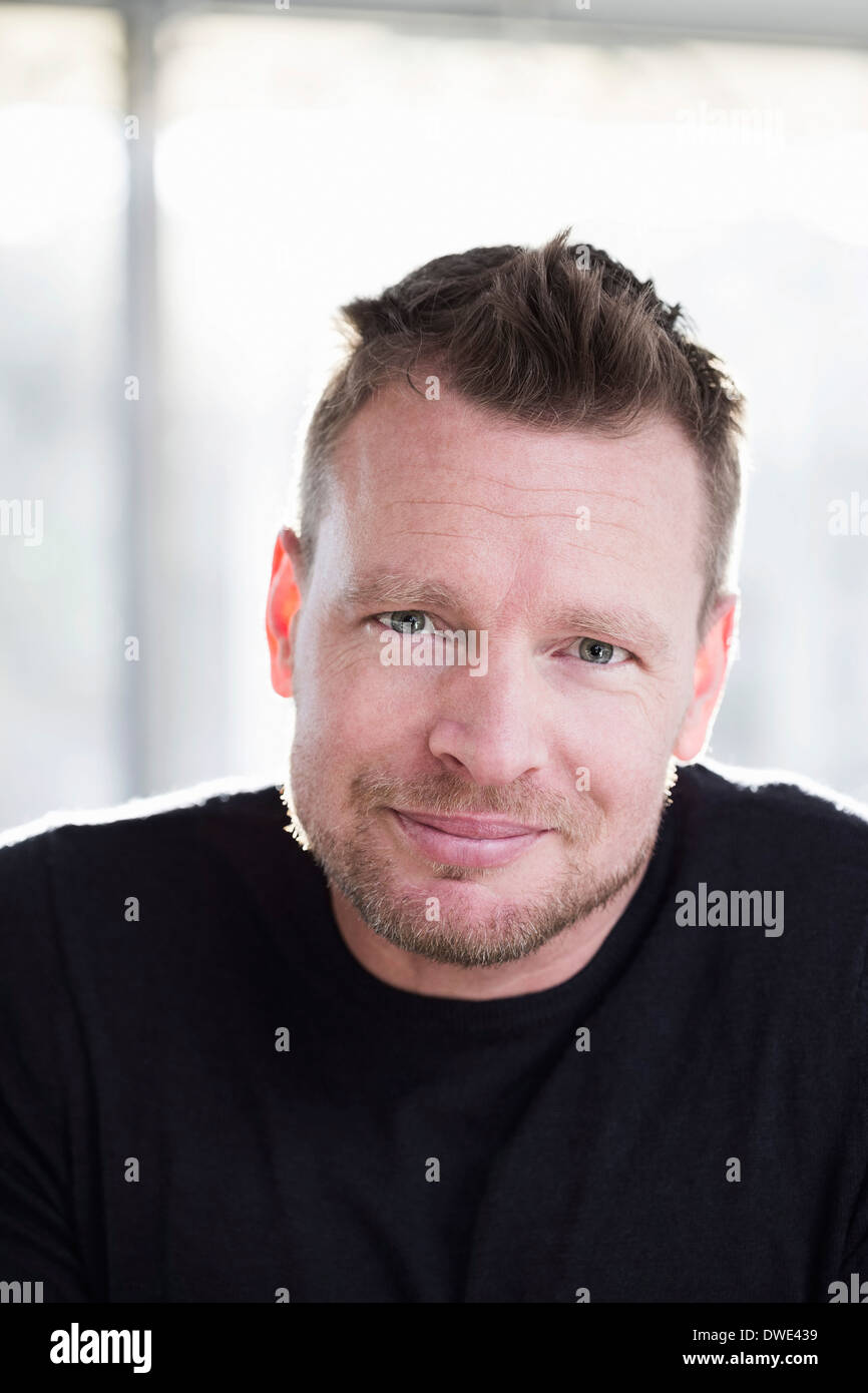 Porträt von zuversichtlich Geschäftsmann im restaurant Stockfoto