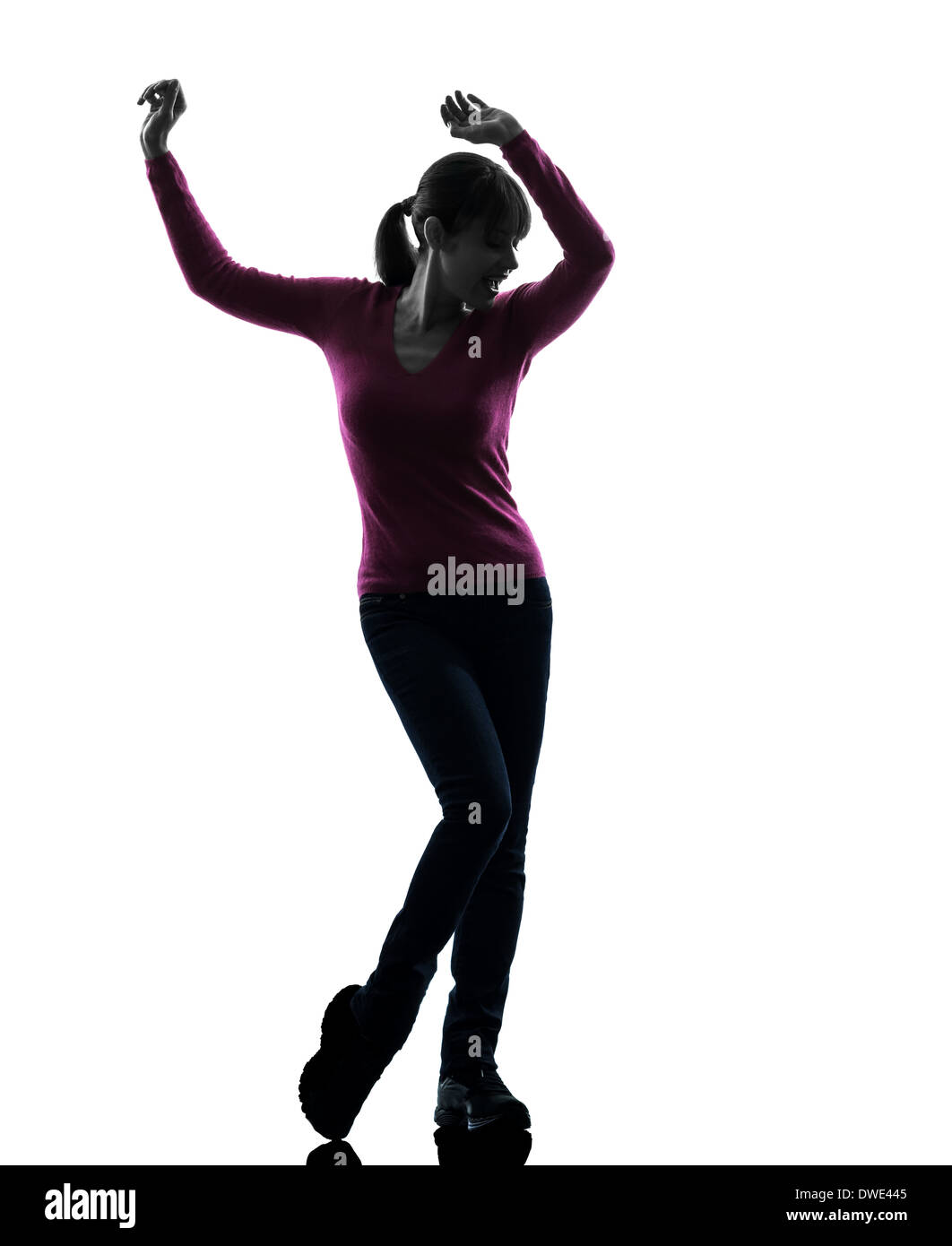 eine Frau glücklich tanzen im Silhouette Studio isoliert auf weißem Hintergrund Stockfoto