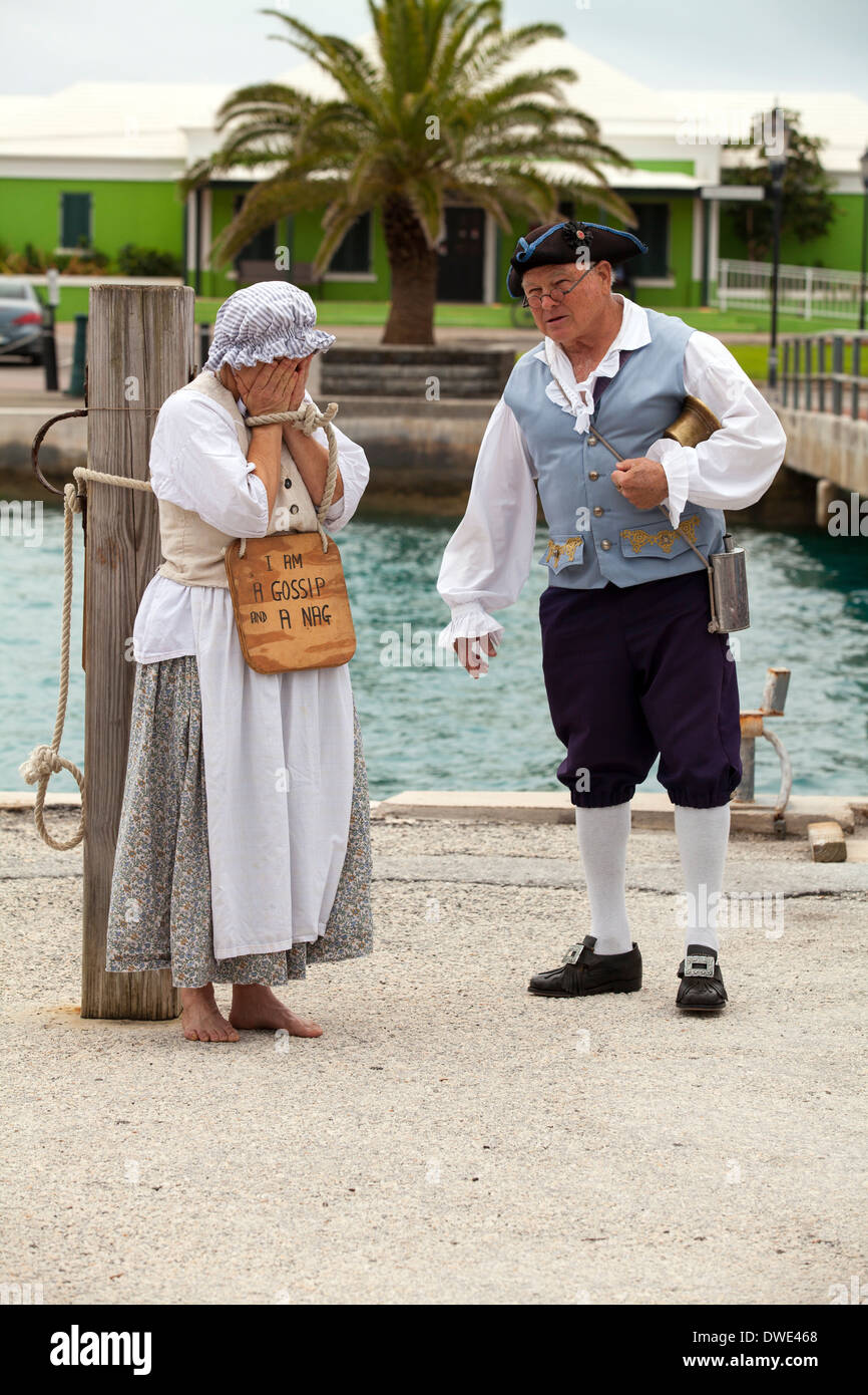 Schauspieler in einer historischen Nachstellung der Strafe für Entduckungshocker in St. George's Bermuda treten für Touristen auf. Stockfoto