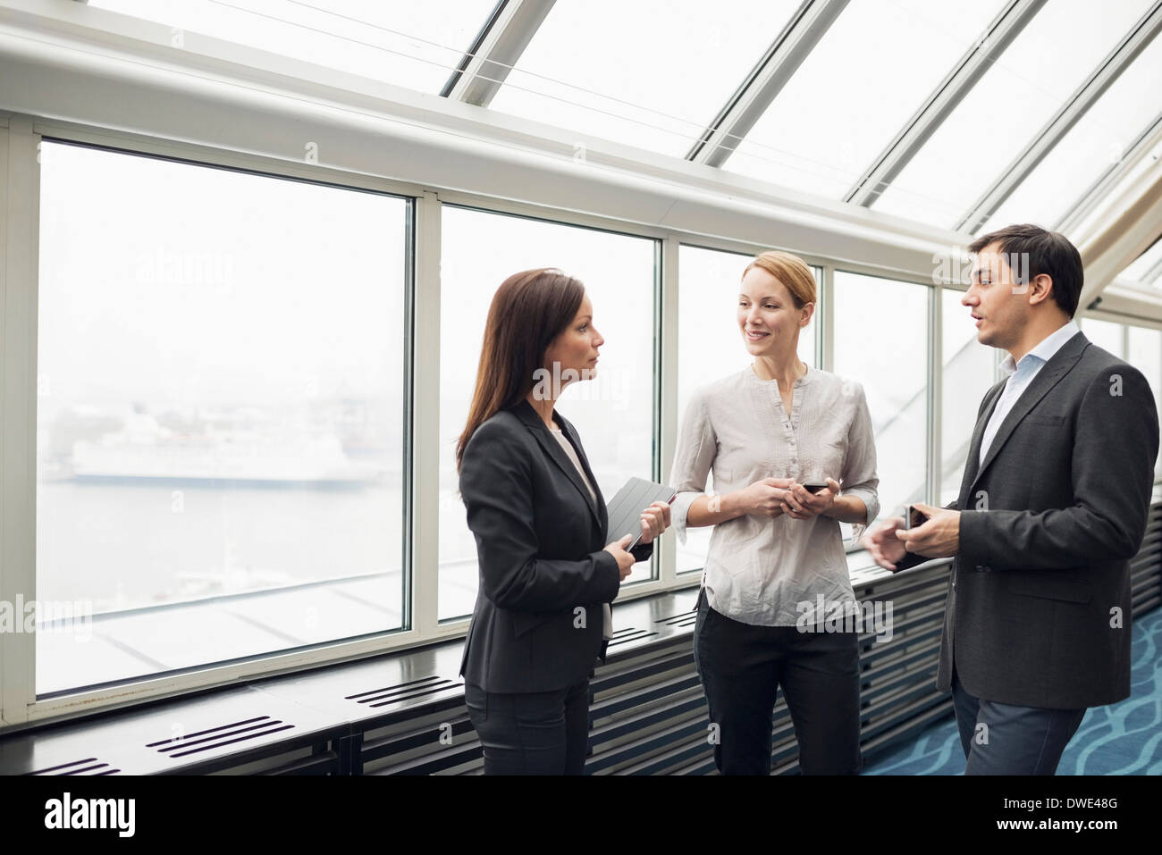 Geschäft Leute diskutieren im Büro Stockfoto