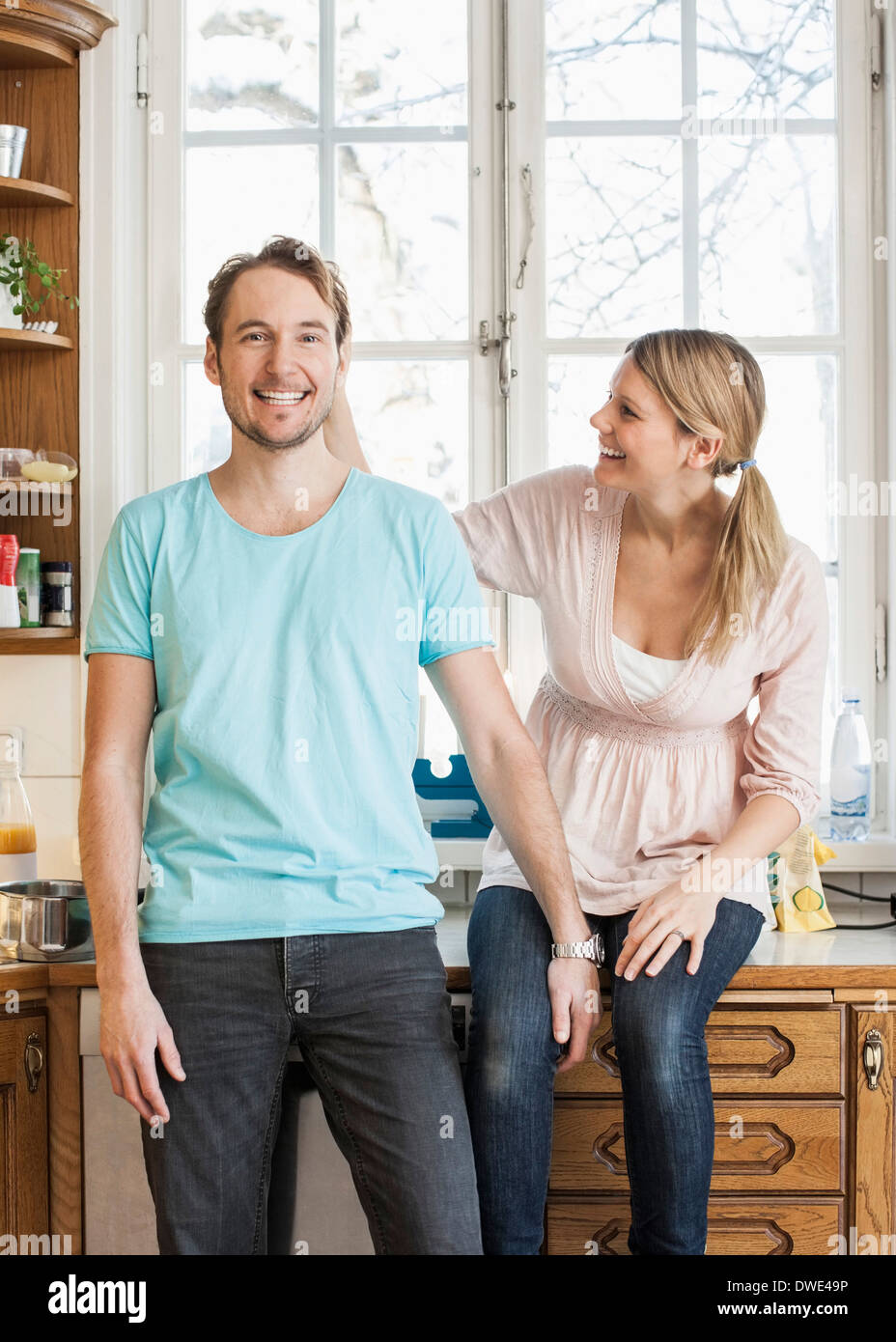 Glücklich Mitte erwachsenes paar verbringt viel Freizeit in Küche Stockfoto