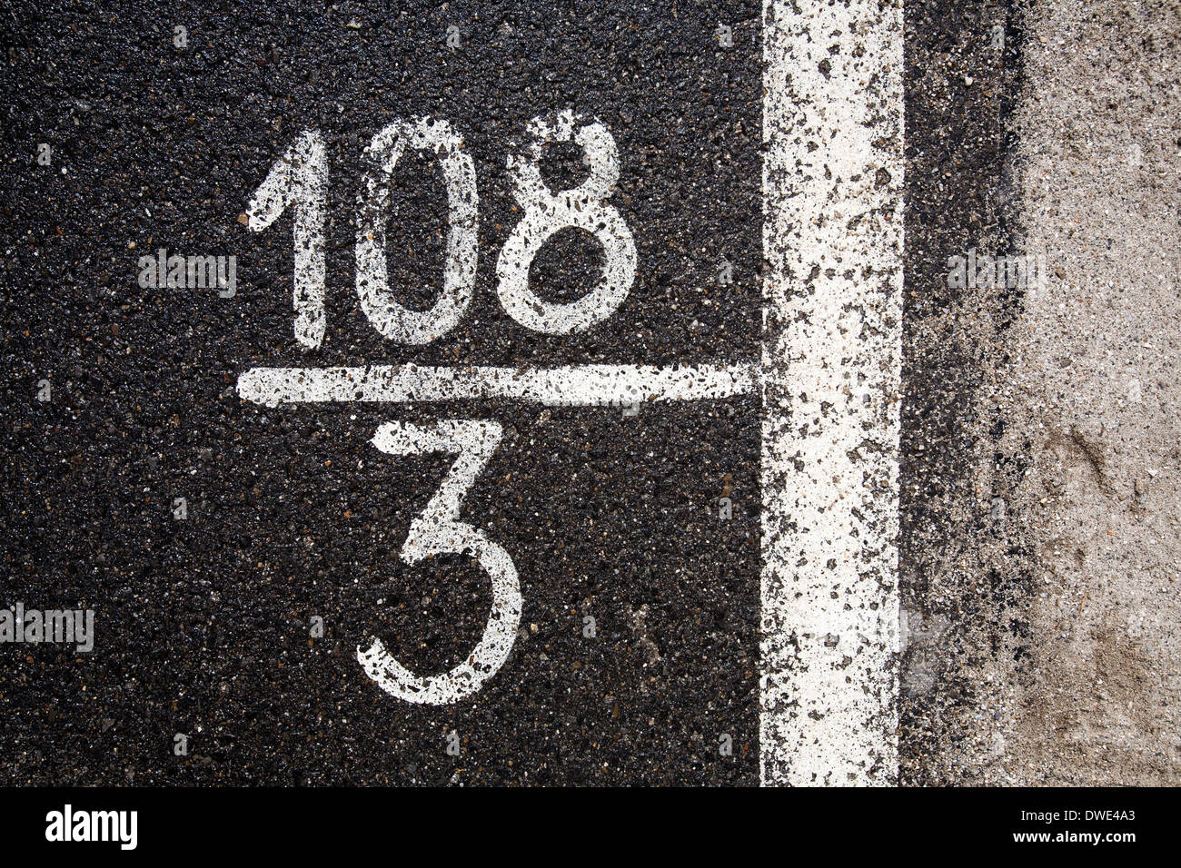 Weißen Zahlen und Ziffern auf dem schwarzen asphalt Stockfoto