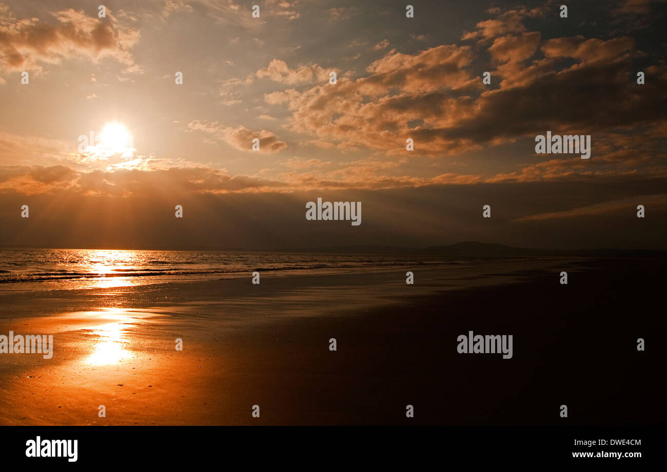 Sonnenuntergang am Strand von Aberavon, Neath Port Talbot South Wales UK Stockfoto