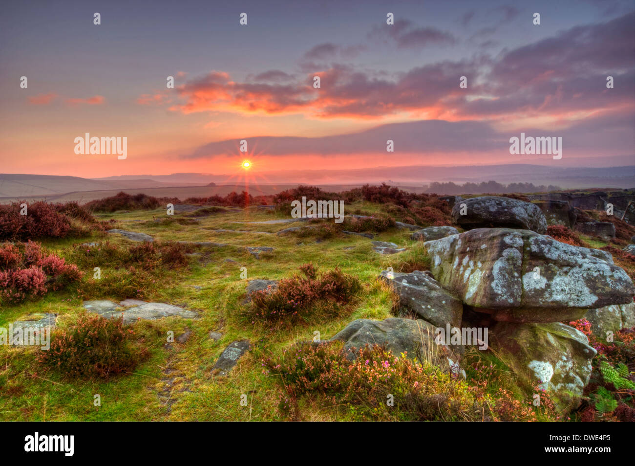 Sonnenaufgang am Curbar Rand, Peak District Derbyshire England UK Stockfoto
