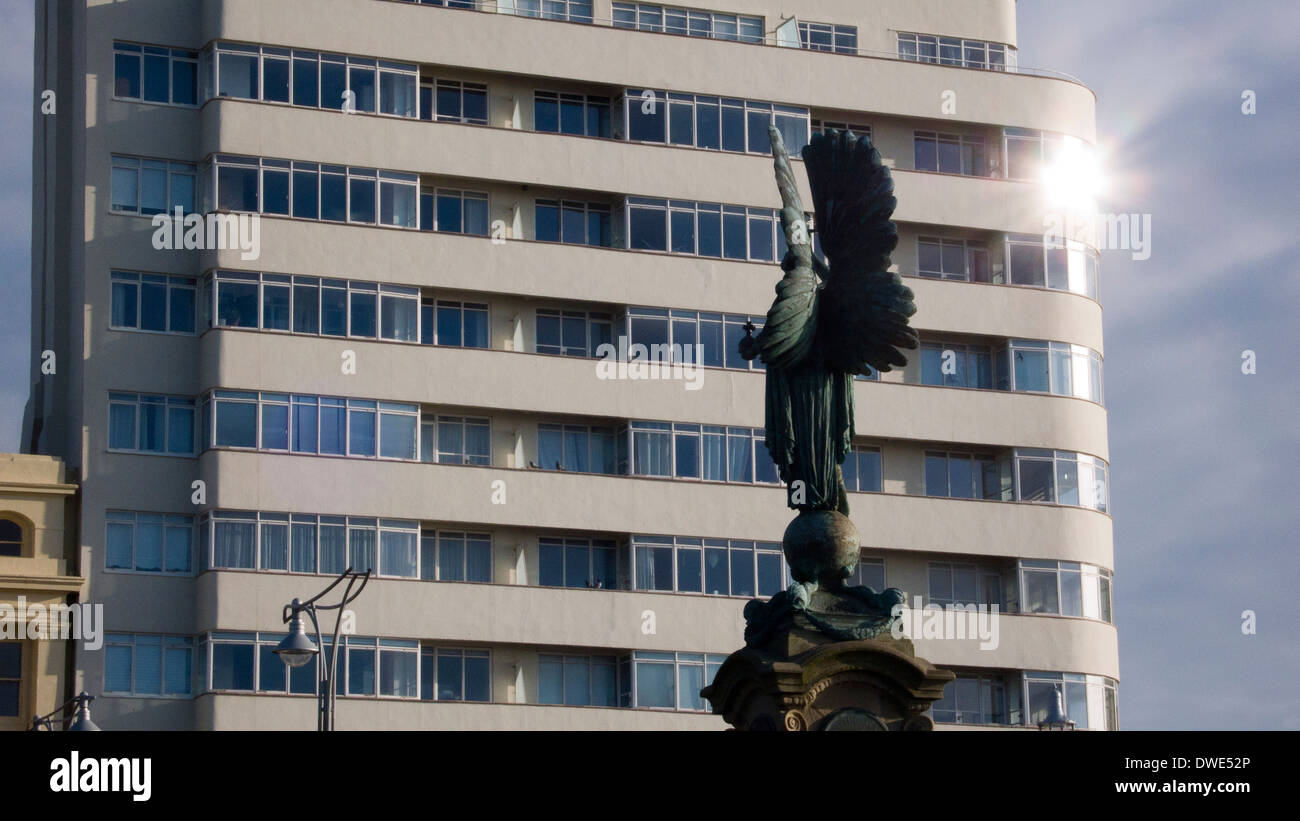 Frieden-Statue, Brighton und Hove, Sicht nach hinten. Denkmal für Edward 7., Botschaft Gericht Stockfoto