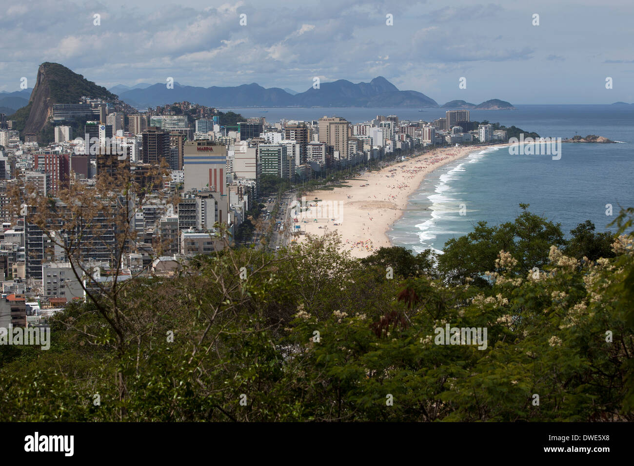 Blick zu den Stränden von Ipanema und Leblon vom Parque Dois Irmãos, Rio De Janeiro, Stockfoto