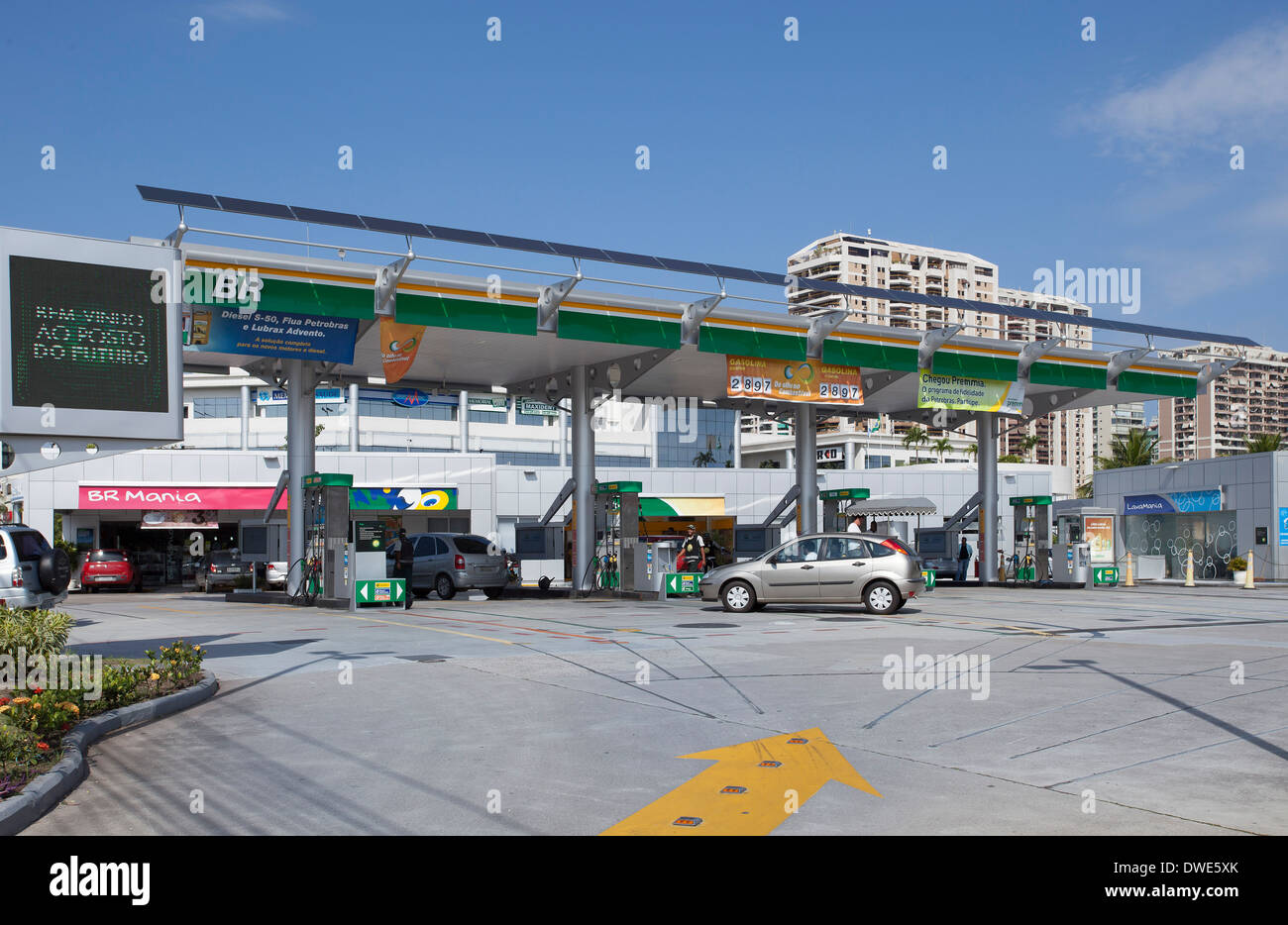 Tankstelle mit einem Dach montiert Photovoltaik Bau Stockfoto