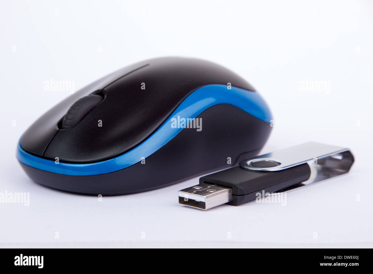 Rein weißen Hintergrund mit Computer-Maus und USB-stick Stockfoto