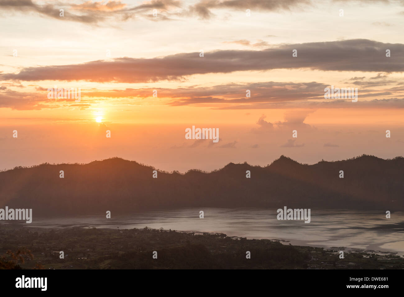 Schönen Sonnenaufgang über dem See Batur in Kintamani, Bali, Indonesien Stockfoto