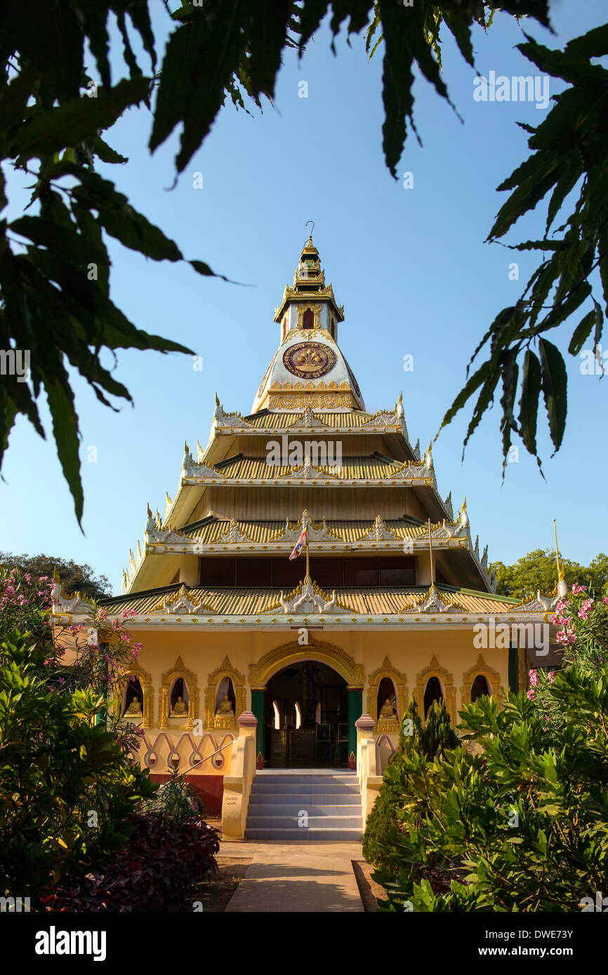 Eine buddhistische Pagode in der Township Mingun auf einer kleinen Insel im Irrawaddy-Fluss in der Nähe von Mandalay in Sagaing Provinz, Myanmar Stockfoto