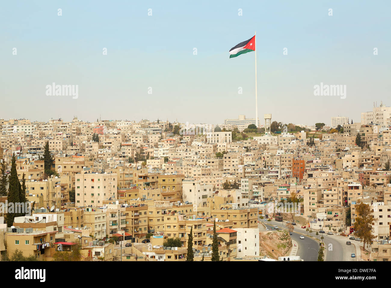 Amman-Stadtansicht mit große Jordanien-Fahne und Fahnenmast Stockfoto