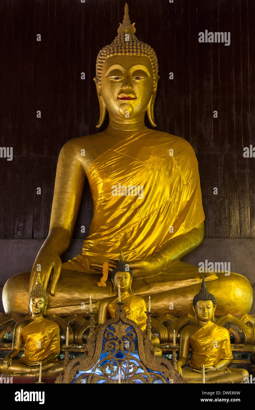 Buddha-Figuren in das dunkle Innere des hölzernen Tempel Wat Phantao in der Stadt Chiang Mai im Norden Thailands. Stockfoto