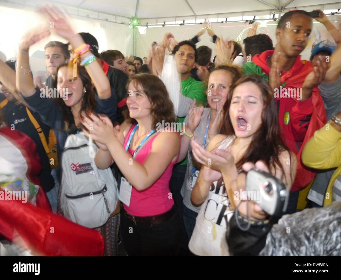 Brasilien katholischen Disco. Jugendliche tanzen während der Weltjugendtag Feierlichkeiten in Rio Stockfoto