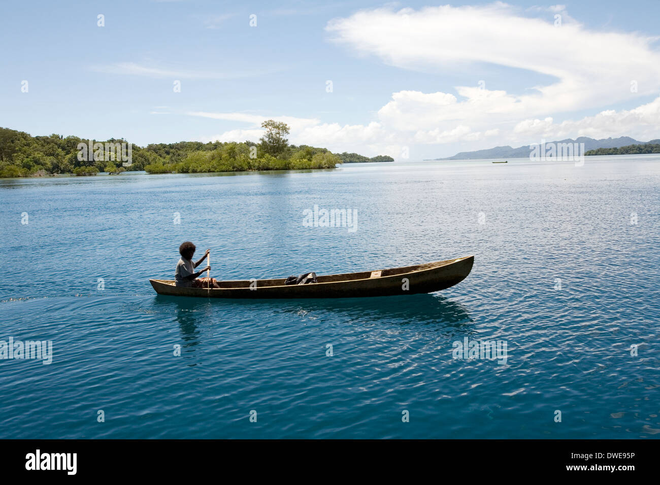 Einsamer Dorfbewohner im Kanu auf Marovo Lagune, Salomonen, South Pacific Stockfoto