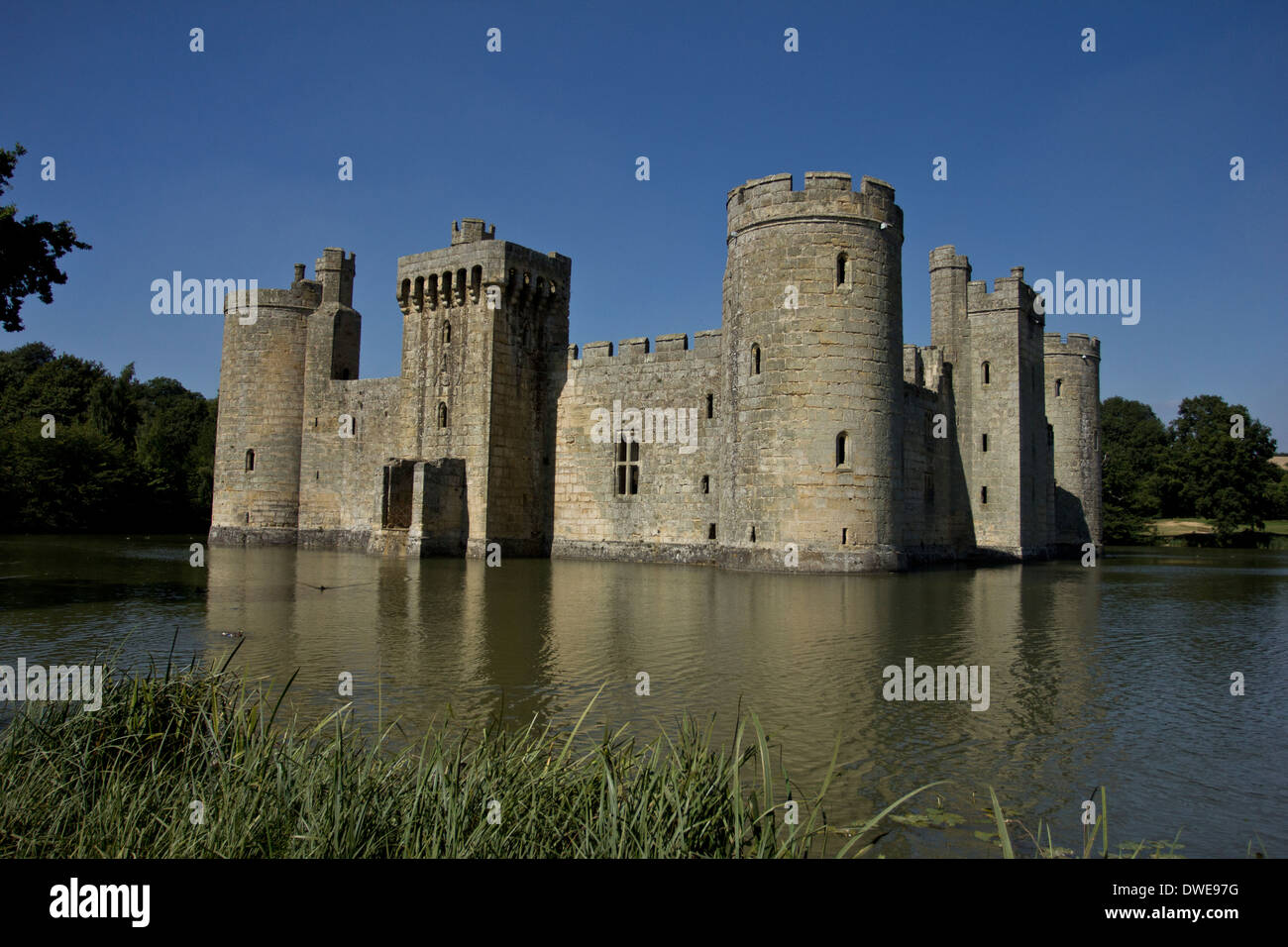 Bodium Burg, East Sussex, England in der Sommersonne Stockfoto