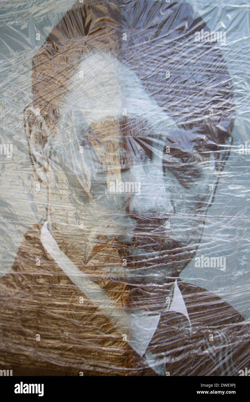 Westminster London, UK. 6. März 2014. Ein Porträt des russischen Präsidenten Putin als Hitler mit einem deutschen Hakenkreuz dargestellt. Ukrainische Demonstranten weiterhin einen 24-Stunden Schicht Protest außerhalb Downing Street mit Plakaten der russische Militärintervention in der anspruchsvollen Crimea im Anschluss an die britische Regierung ihre Versprechen auf dem Budapester Memorandum über Sicherheitsgarantien zu halten im 1994 unterzeichnet. Bildnachweis: Amer Ghazzal/Alamy Live-Nachrichten Stockfoto