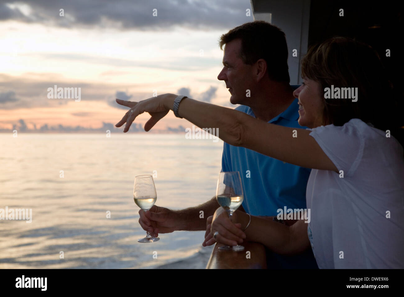 Paar Toast perfekten Tag an Bord den Aussie Luxus/Expedition Kreuzer Orion, auf dem Meer auf den Salomonen. Stockfoto