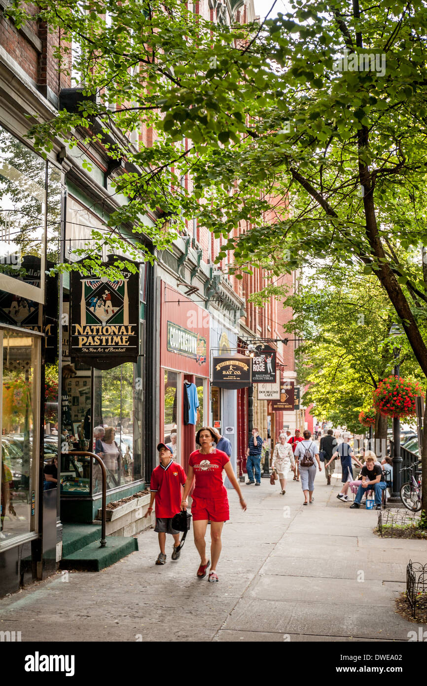 Touristen auf der Main Street Cooperstown New York Stockfoto