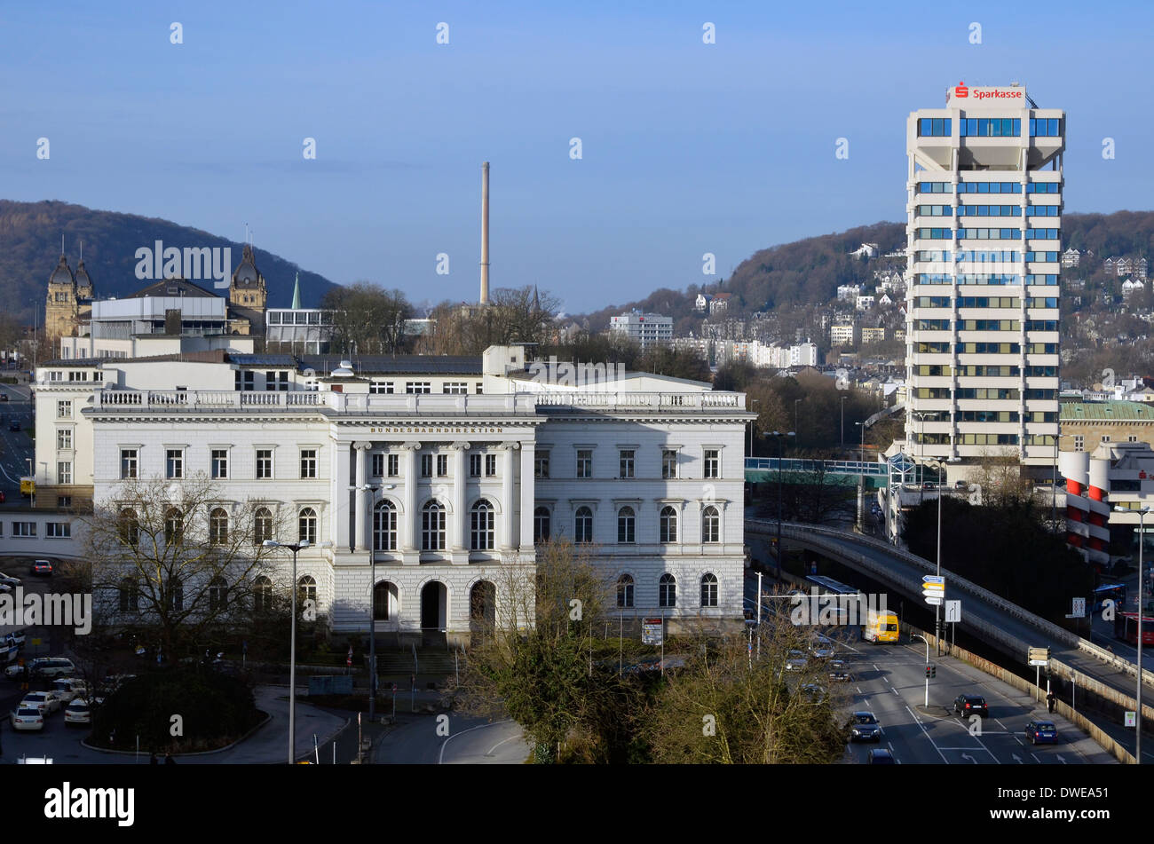 Wuppertal, Deutschland zeigt das Hauptquartier der ehemaligen Reichsbahn-Eisenbahndirektion Elberfeld und einem modernen Bürogebäude. Stockfoto