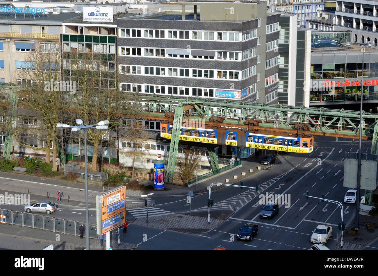 Wuppertal - die einzigartige Monorail-System die Schwebebahn. Im Zentrum der Stadt Wuppertaler Schwebebahn Stockfoto