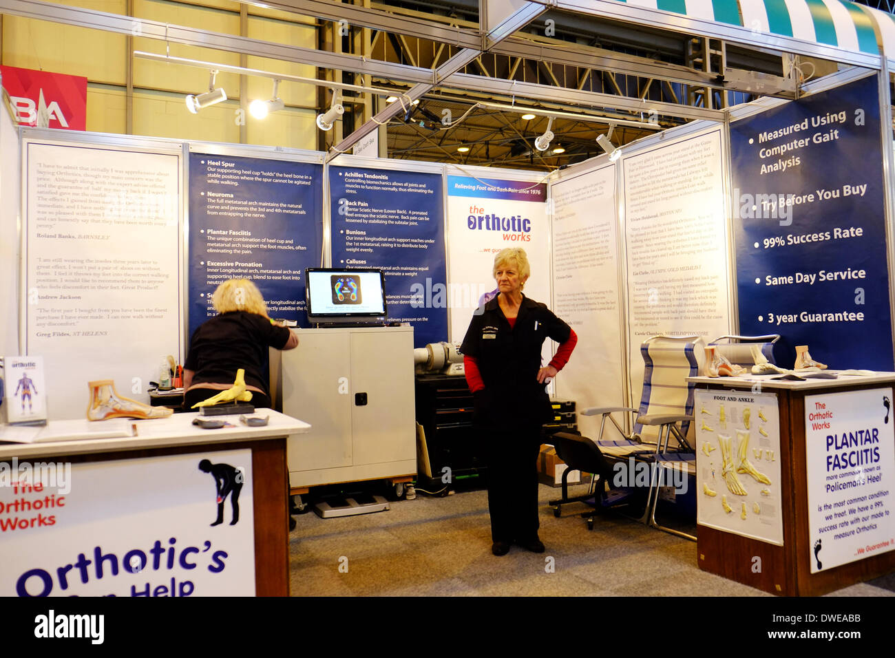 Trade Show Stand Orthetik der orthopädischen Fuß Gesundheit Kuren Plantarfasziitis Heilung Polizist Ferse Credit: Paul Thompson Live News Alamy Live News Stockfoto