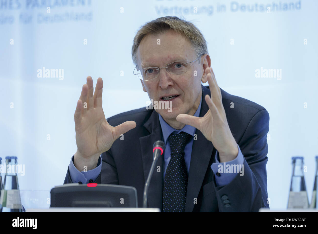 Berlin, Deutschland. 6. März 2014. EU-Umweltkommissar Janez Potocnik und Bundesumweltminister Barbara Hendricks hat bei einem Treffen im Rahmen seines Besuchs in Berlin, sprach unter anderem die Umsetzung der kürzlich verabschiedeten EUS 7. Umweltaktionsprogramm, bildet den Rahmen der europäischen Umwelt- und Klimapolitik bis 2020. Nach dem Treffen geben sie eine gemeinsame Pressekonferenz in der Vertretung der Europäischen Kommission in Berlin. / Bild: Janez Potocnik, EU-Umwelt-Kommissar. Stockfoto