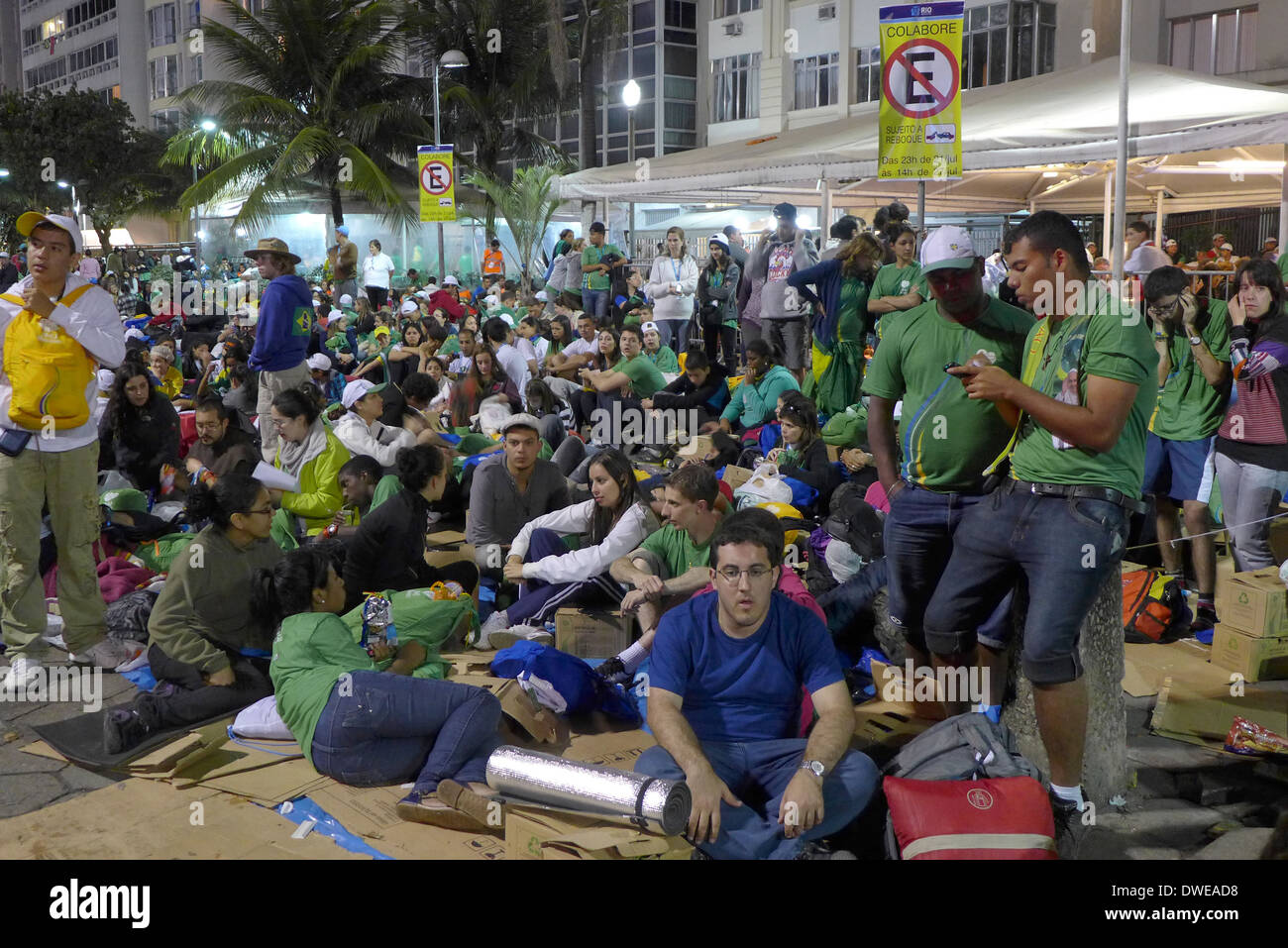 Pilger lagerten auf den Straßen von Copacabana für alle Nachtwache Samstag führt zur letzten Messe auf Samstag, 28. Juni 13 Stockfoto