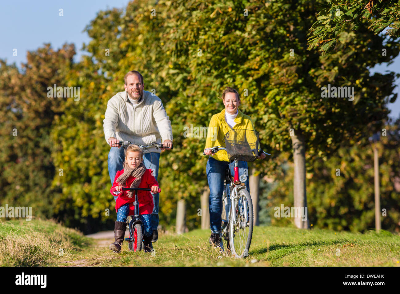 Familie mit Mutter, Vater und Tochter, die Reise mit der Familie auf dem Fahrrad oder mit dem Fahrrad im park Stockfoto