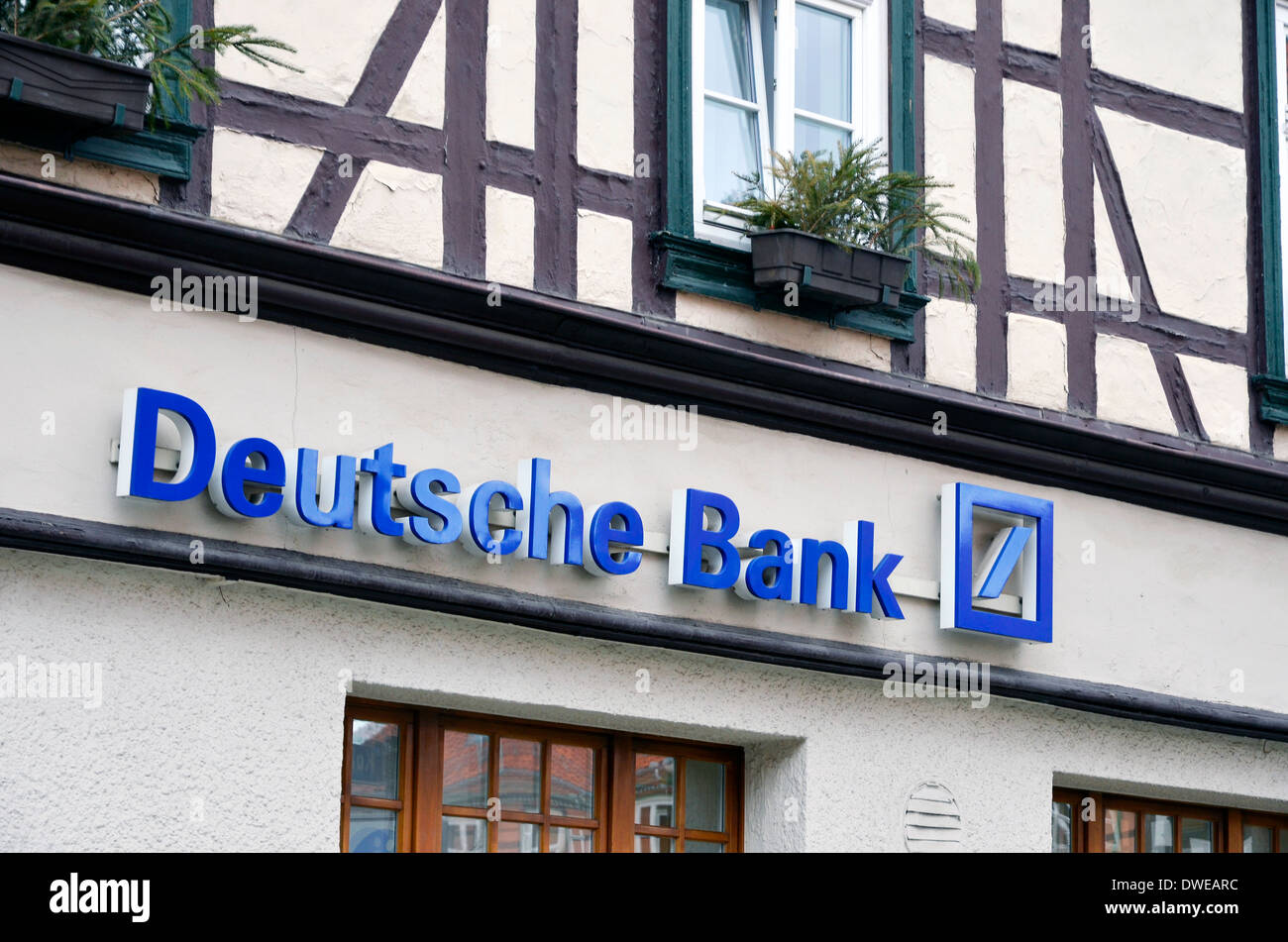 Deutsche Bank-Zeichen und Logo auf ein traditionelles Gebäude in