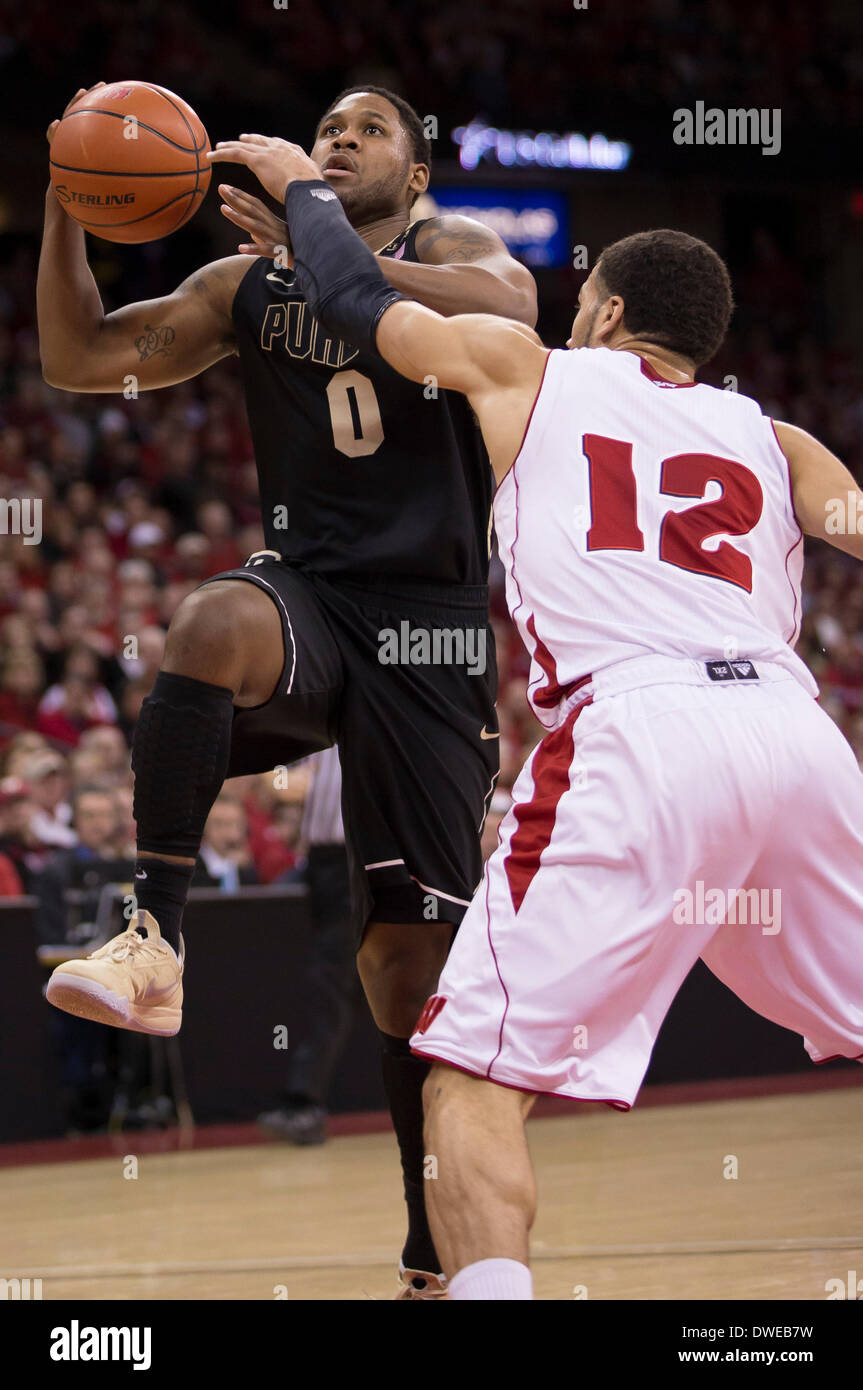 Madison, Wisconsin, USA. 5. März 2014. 5. März 2014: Purdue Boilermaker Wache Terone Johnson #0 ist verschmutzt hinauf für einen Laien von Wisconsin Badgers Wache Traevon Jackson #12 bei den NCAA Basketball-Spiel zwischen der Purdue Boilermakers und die Wisconsin Badgers am Kohl Center in Madison, Wisconsin. Wisconsin besiegte Purdue 76-70. John Fisher/CSM/Alamy Live-Nachrichten Stockfoto