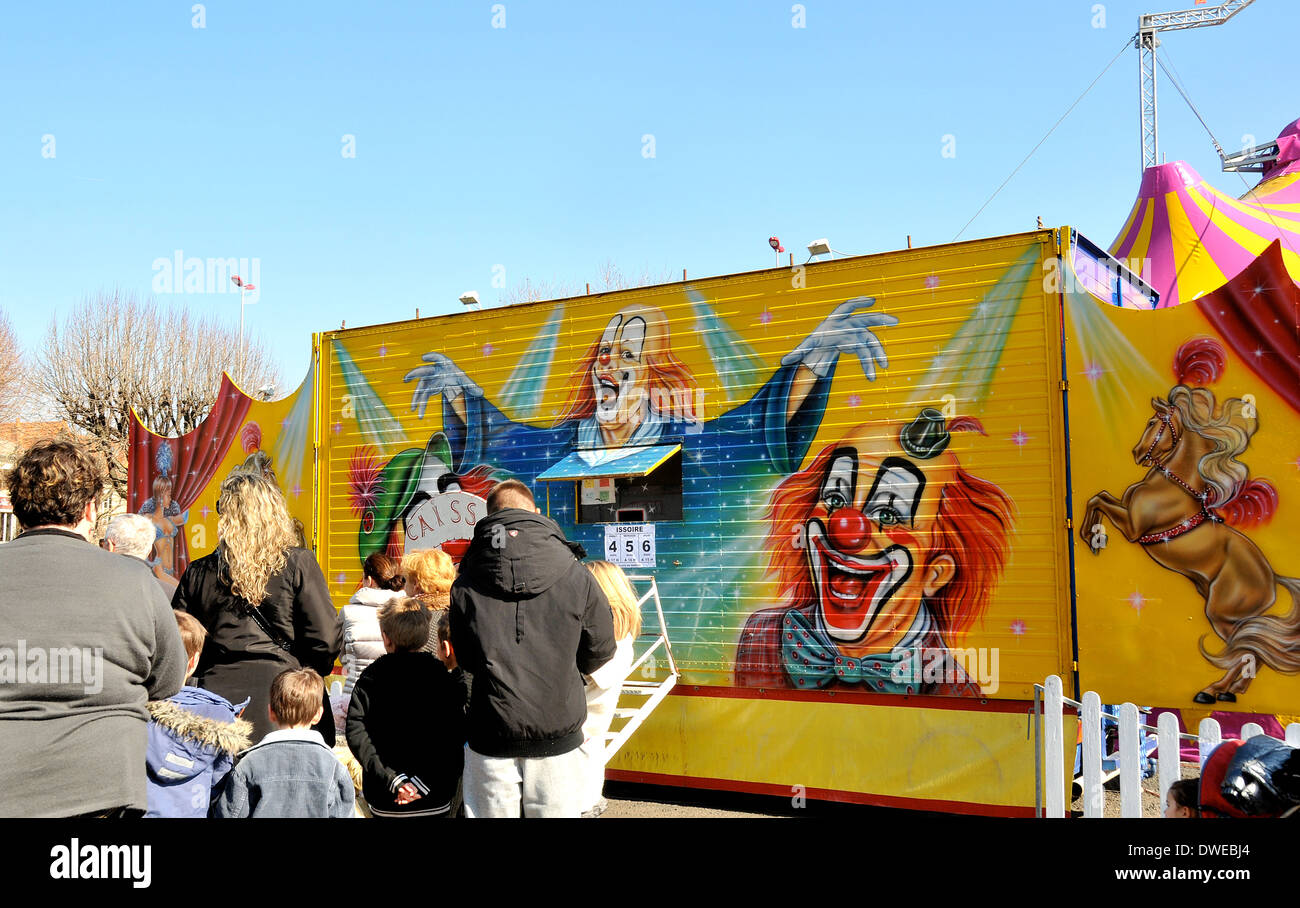 Warteschlange vor der Kasse des El Circo Aventura Issoire Stockfoto